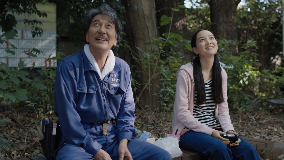 Hirayama e la nipote in una scena di Perfect Days che si godono lentamente una pausa.